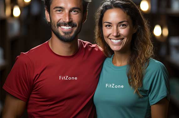 Hombre y mujer vistiendo camisetas técnicas deportivas personalizadas unisex