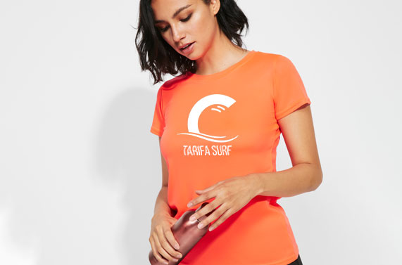 Chica vistiendo camiseta técnica con logo ,camisetas deportivas personalizadas