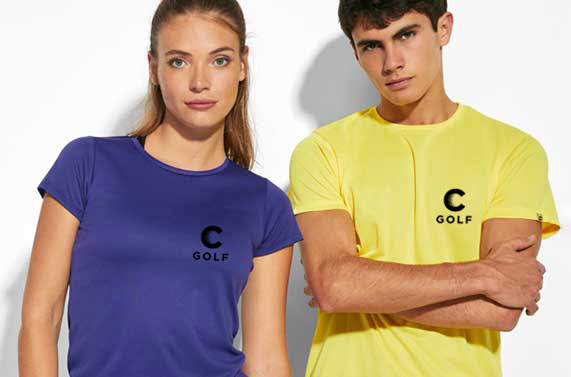 Dos jóvenes vistiendo camisetas técnicas eco para personalizar