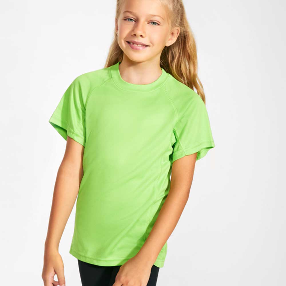 Camiseta técnica para niños, ideal para actividades deportivas, disponible en varios colores, cómoda y duradera